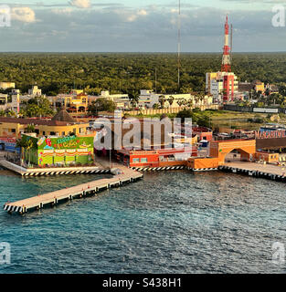 Janvier 2023, vue d'un bateau de croisière dans le port à International Pier, Cozumel, Quintana Roo, Mexique Banque D'Images