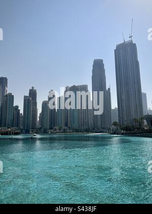 Plan d'eau turquoise avec vue sur les bâtiments modernes de Dubaï. Photo prise à Dubaï en août 2022 Banque D'Images