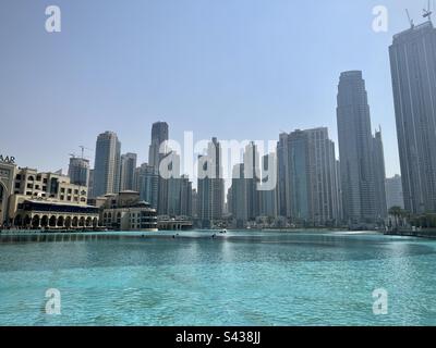 Plan d'eau turquoise avec vue sur les bâtiments modernes de Dubaï. Photo prise à Dubaï en août 2022 Banque D'Images