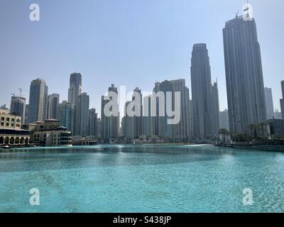 Plan d'eau turquoise avec vue sur les bâtiments modernes de Dubaï. Photo prise à Dubaï en août 2022 Banque D'Images