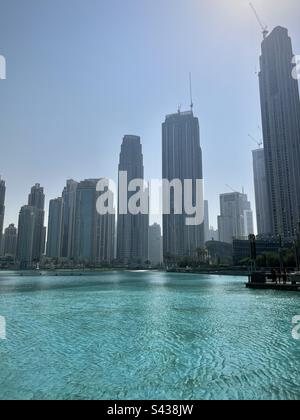 Plan d'eau turquoise avec vue sur les bâtiments modernes de Dubaï. Photo prise à Dubaï en août 2022 Banque D'Images