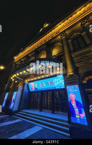 Prue Leith fait de la publicité sur le London Palladium dans Argyll Street, dans le théâtre West End. Le spectacle est appelé: «Rien dans la modération» Banque D'Images