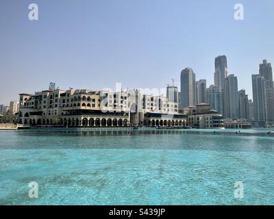 Plan d'eau turquoise avec les bâtiments de Dubaï en arrière-plan. Photo prise à Dubaï en août 2022 Banque D'Images