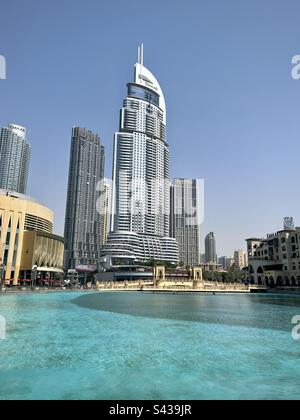 Plan d'eau turquoise avec les bâtiments de Dubaï en arrière-plan. Photo prise à Dubaï en août 2022 Banque D'Images