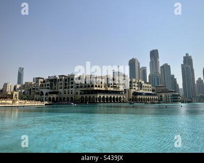 Plan d'eau turquoise avec les bâtiments de Dubaï en arrière-plan. Photo prise à Dubaï en août 2022 Banque D'Images