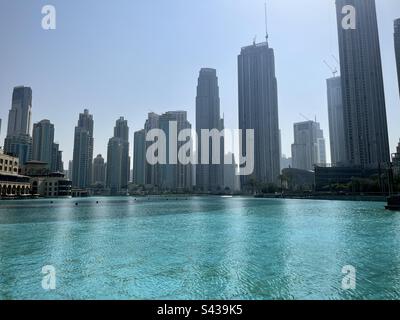 Plan d'eau turquoise avec les bâtiments de Dubaï en arrière-plan. Photo prise à Dubaï en août 2022 Banque D'Images