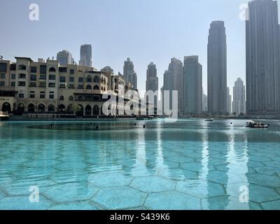 Plan d'eau turquoise avec les bâtiments de Dubaï en arrière-plan. Photo prise à Dubaï en août 2022 Banque D'Images