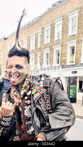 Un punk britannique dans la région du marché de Camden à Londres, au Royaume-Uni. Banque D'Images