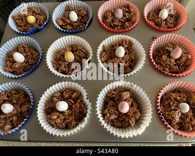 Gâteaux au chocolat et flocons de maïs avec œuf pour Pâques Banque D'Images