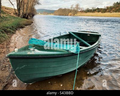 Un bateau de pêche à la truite verte sur la rivière Spey, Grantown-on-Spey, Écosse Banque D'Images