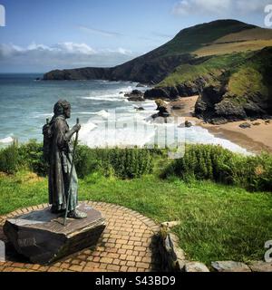 La statue de Saint Crannog surplombe la célèbre plage de Llangrannog sur une section spectaculaire du célèbre chemin de la côte de Ceredigion dans l'ouest du pays de Galles Banque D'Images