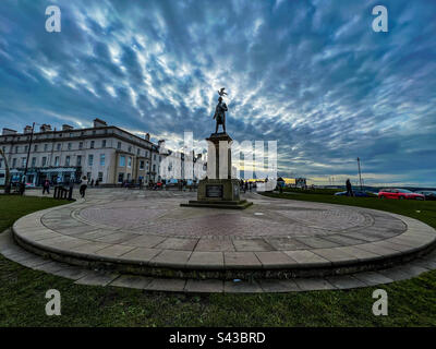 Monument du capitaine James Cook sur West Cliff dans le Whitby North Yorkshire avec ciel nuageux Banque D'Images