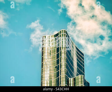 Photo à angle bas de la façade de l'Australie 108, un gratte-ciel résidentiel de grande taille dans le quartier Southbank de Melbourne, Victoria, Australie. Banque D'Images