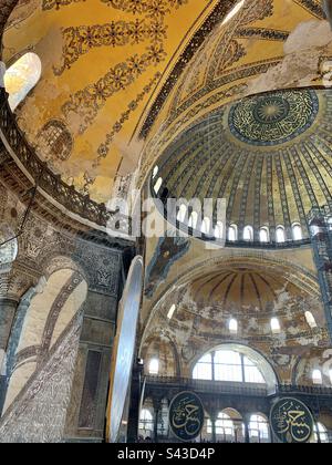 Intérieur bombé de la grande mosquée Sainte-Sophie (Ayasofya Camii), Istanbul, Turquie. Construit à l'origine comme une église orthodoxe orientale jusqu'à la conquête de Constantinople par l'Empire ottoman en 1453 Banque D'Images