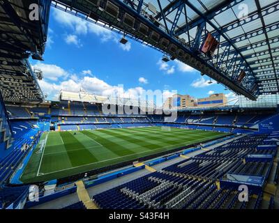 Vue générale sur le terrain de football du stade Stamford Bridge, qui abrite le club de football de Chelsea. Chelsea joue dans la Premier League anglaise. Banque D'Images