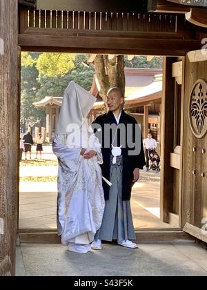 Mariée et marié lors de la cérémonie de mariage au sanctuaire Meiji Jingu, Tokyo Japon Banque D'Images