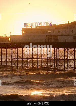 Brighton's Palace Pier au coucher du soleil Banque D'Images