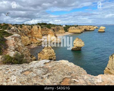 Vue panoramique avec falaises de grès à Marinha Beach en Algarve, Portugal. Banque D'Images