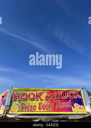 Accrochez une attraction du champ de foire de Duck. Signe contre un ciel bleu Banque D'Images