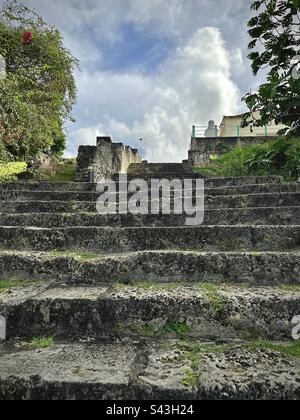 Vue sur un vieux escalier en pierre représentant un site historique de l'esclavage en Guadeloupe. Photo prise en Guadeloupe en janvier 2023 Banque D'Images