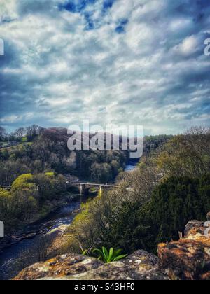 Vue sur la rivière Swale depuis le sommet du château de Richmond Banque D'Images