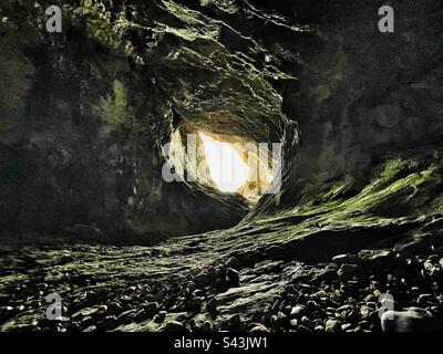 Grotte du Paviland vue de l'intérieur. Objectif grand angle. Swansea, Gower, pays de Galles. Banque D'Images