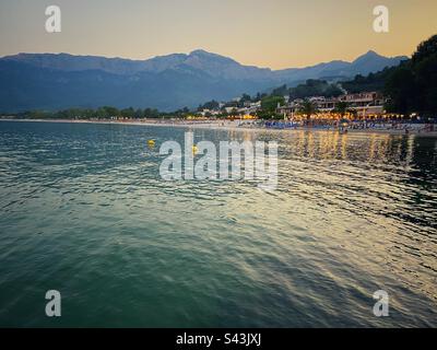 Vue sur le coucher du soleil à Golden Beach sur l'île de Thassos avec des montagnes en arrière-plan, Grèce. Banque D'Images