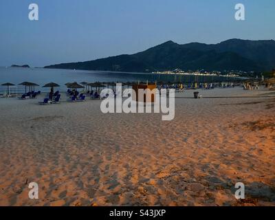 Vue de nuit à la plage vide de Golden Beach sur l'île de Thassos en Grèce. Banque D'Images