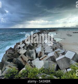 Brise-lames sous les cieux orageux, Playa Gaviota Azul, Hotel zone, Cancun, Quintana Roo, Péninsule du Yucatan, Mexique Banque D'Images