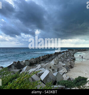 Brise-lames sous les cieux orageux, Playa Gaviota Azul, Hotel zone, Cancun, Quintana Roo, Péninsule du Yucatan, Mexique Banque D'Images