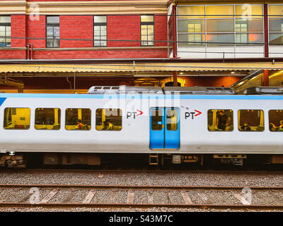 Train arrivant à la plate-forme de Flinders Street Station à Melbourne, Victoria, Australie. Banque D'Images