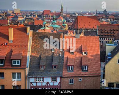 Vue sur Nuremberg avec ses toits et ses bâtiments historiques depuis la colline du château, Allemagne. Banque D'Images