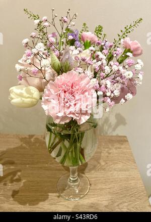 Fleurs fraîches dans un vase en verre Banque D'Images