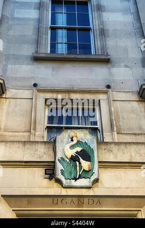 Plaque au-dessus de l'Uganda House dans le centre de Londres près de Trafalgar Square. La grue à couronne grise est sablée pour sa nature douce et a également été l'insigne militaire des soldats ougandais sous le règne britannique. Banque D'Images