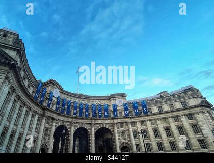 Perspective de l'Admiralty Arch décoration pour couronnement "heureux et glorieux" regarde vers Buckingham Palace, Londres Banque D'Images