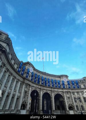 Perspective de l'Admiralty Arch décoration pour couronnement "heureux et glorieux" regarde vers Buckingham Palace, Londres Banque D'Images