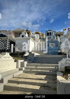 Vue sur un cimetière typique des Antilles françaises avec carreaux noirs et blancs. Photo prise en Guadeloupe en janvier 2023 Banque D'Images