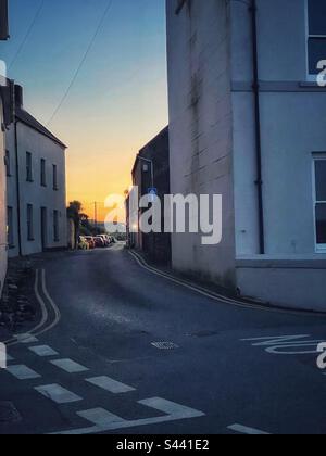 Rue traversant le village de Dale, dans l'ouest du pays de Galles, au crépuscule. Banque D'Images