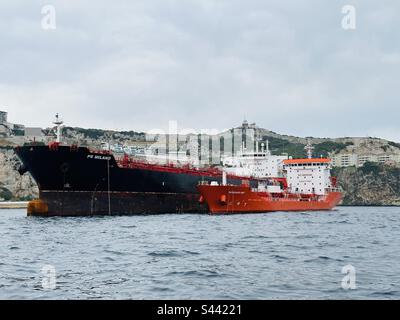 L'avitaillement dans la baie de Gibraltar Banque D'Images