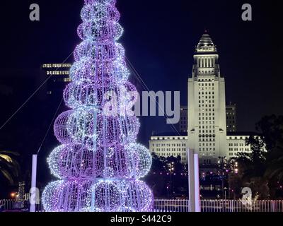 LOS ANGELES, CA, DEC 2022 : arbre de Noël créé par un affichage LED en premier plan, au Grand Park dans le centre-ville. Hôtel de ville en arrière-plan, éclairé la nuit Banque D'Images