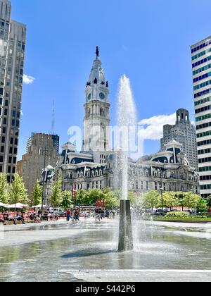 Fontaine devant l'hôtel de ville prise de Love Park, Philadelphie, Pennsylvanie, États-Unis Banque D'Images