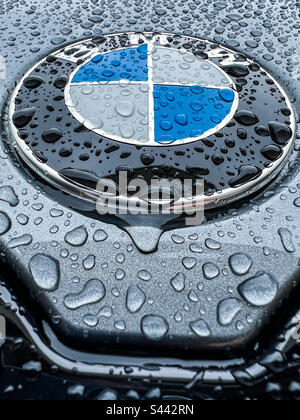 Badge BMW avec gouttes de pluie Banque D'Images