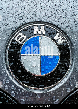 Badge BMW avec gouttes de pluie Banque D'Images