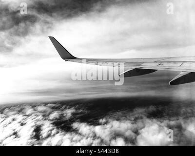 Image d'aile d'avion au-dessus de l'océan atlantique, dans un ciel nuageux par jour Banque D'Images