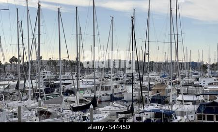 Des mâts de bateau remplissent le ciel à Marina del Rey en Californie du Sud Banque D'Images