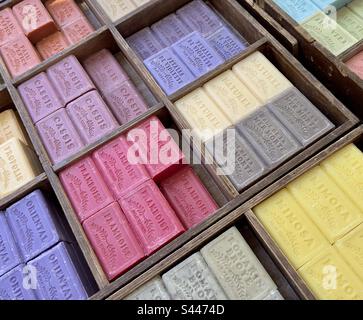 Gâteaux de savon colorés à vendre dans un marché de la rue française Banque D'Images