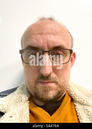 Portrait d'un homme d'âge moyen portant des lunettes. Banque D'Images
