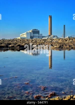 Centrale électrique à charbon Abertice (maintenant désaffectée), Abertice (pays de Galles du Sud), mai 2023. Se reflète dans un Rockpool. Banque D'Images