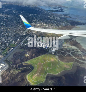 Mars 2023, l'aile d'un avion d'Alaska Airlines qui survole Mountain View, Californie, États-Unis Banque D'Images