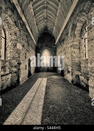 La lumière du soleil se déverse à l’intérieur de la chapelle Sainte-Catherine, à travers une fenêtre ouverte. Abbotsbury, Dorset lors d'une chaude journée d'été Banque D'Images